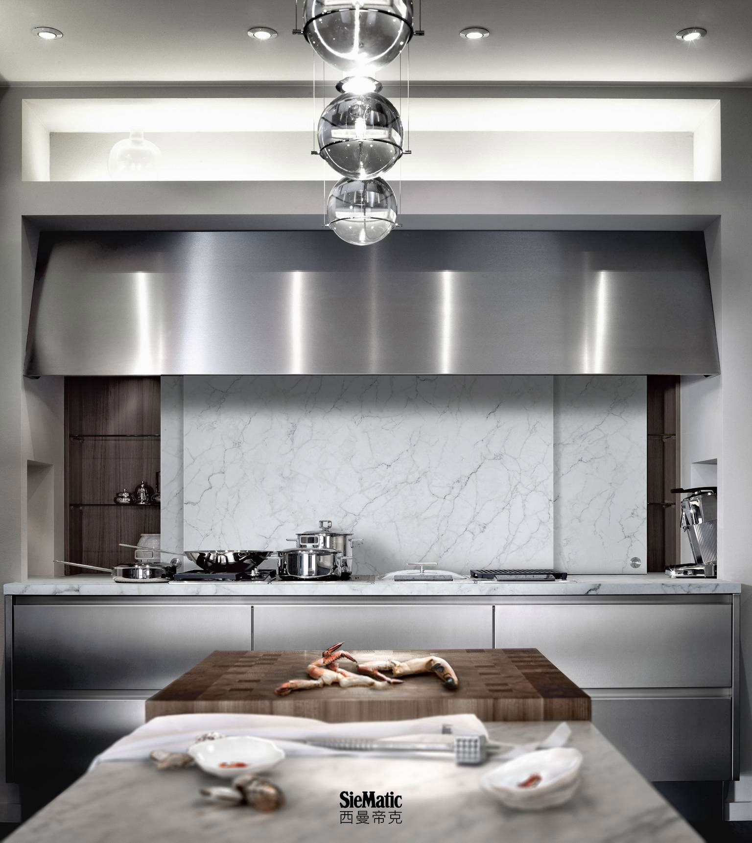 SieMatic BeauxArts from the Classic style collection with countertop and backsplash in bright marble