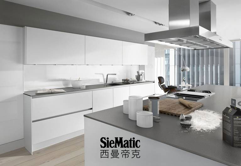 SieMatic S2 in lotus white from the Pure style collection with StoneDesign countertop appearing 1 cm thick and glass backsplash