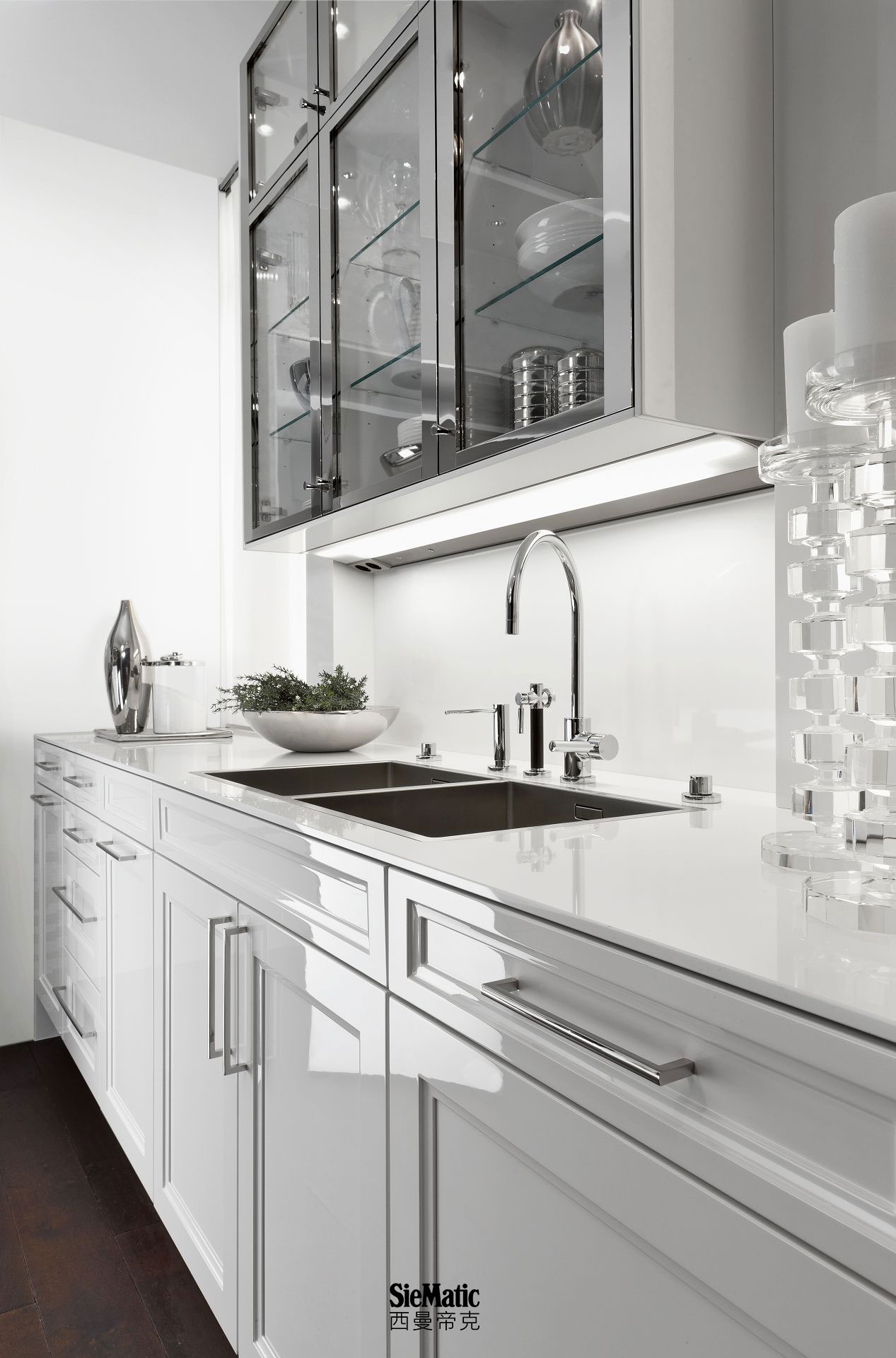 High-quality countertop designs available for classic kitchens of timeless elegance by SieMatic