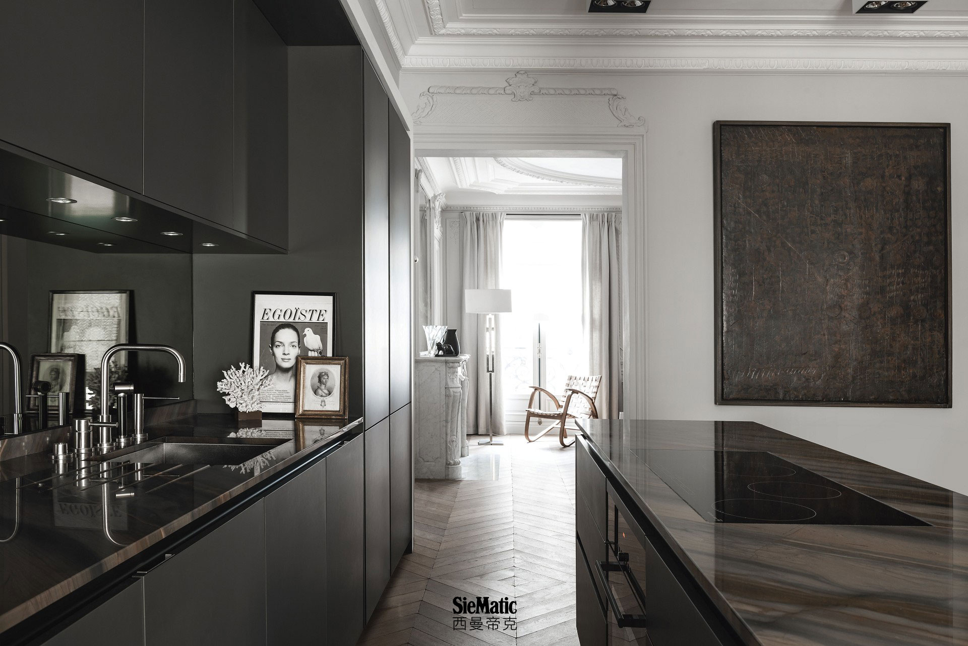 SieMatic kitchen design with SQ lacquer finishes in matte black and dark countertops