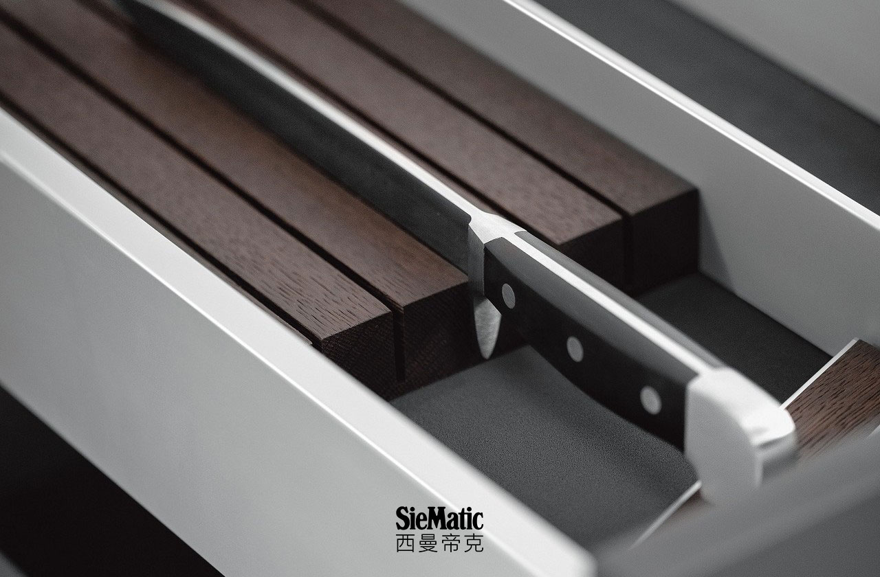The knife block from the SieMatic Aluminum Interior Accessories System for the kitchen elegantly protects high-grade knives.