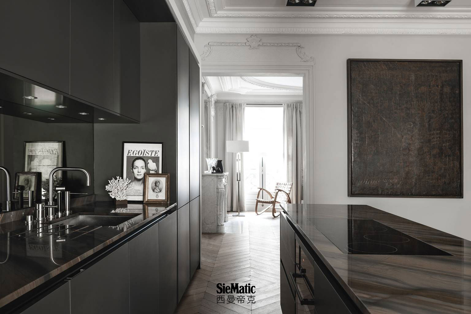 SieMatic kitchen design with SQ lacquer finishes in matte black and dark countertops