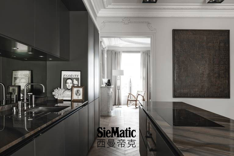 SieMatic kitchen design with SQ lacquer finishes in matte black and dark countertops