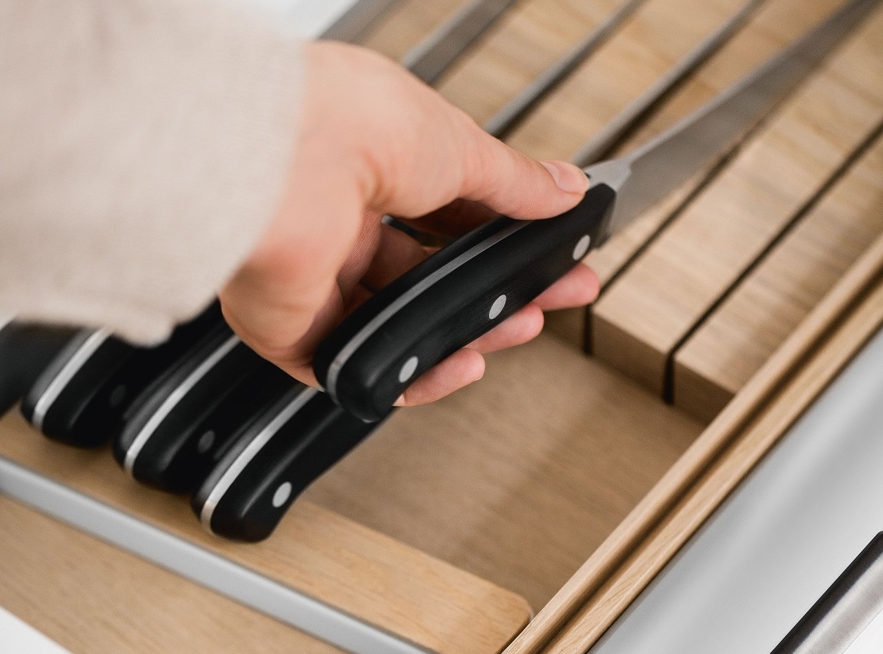 Knife block in light oak for storing high-grade knives in SieMatic kitchen drawers