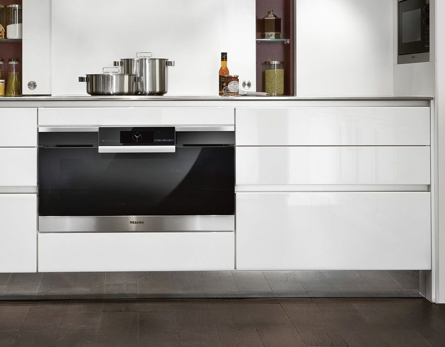 SieMatic S2 base cabinets in the Pure style collection with exclusive SQ lacquer in glossy lotus white