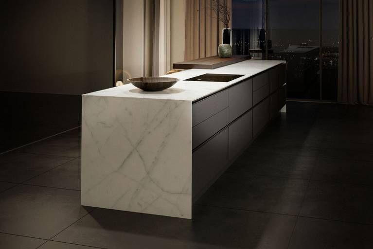 Spacious SieMatic Pure S2 SE kitchen island with 1 cm countertop and side panels in marble