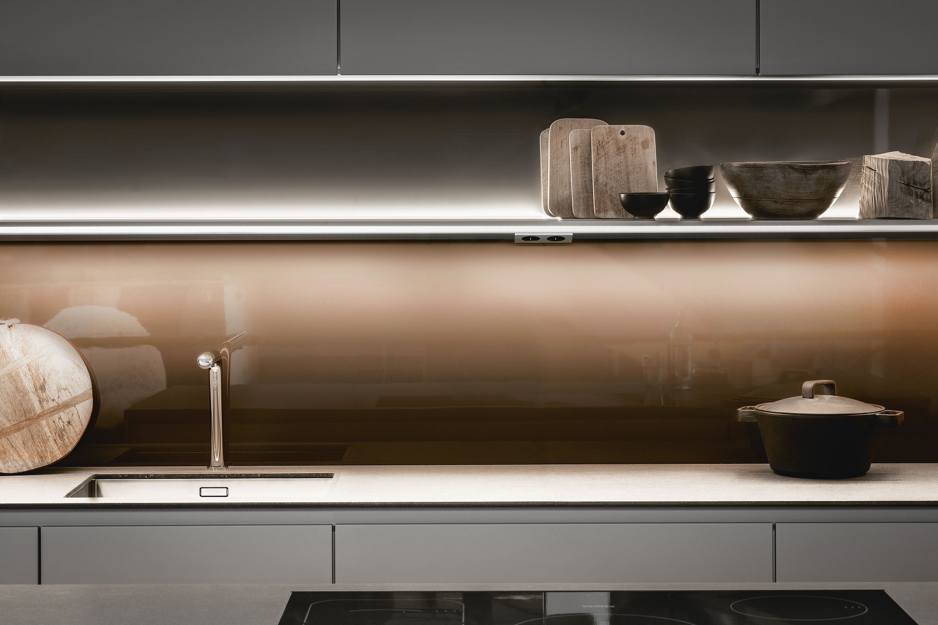 The SieMatic lighting rail offers, in addition to ideal task lighting, colorful mood lighting for the kitchen.